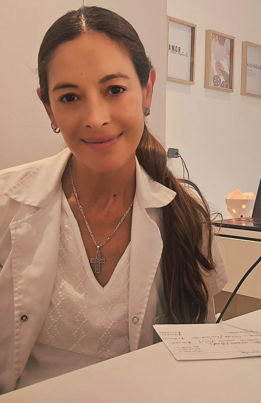 María Constanza Louteiro, dermatocosmiatra, en su consultorio de Luján