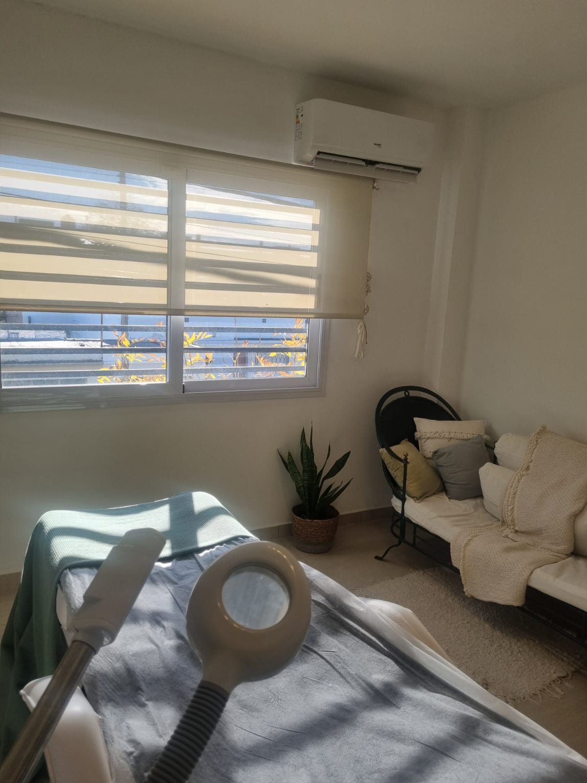 Sala de tratamiento con camilla y ventana