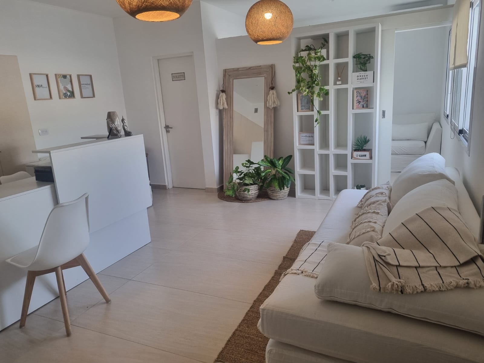 Sala de espera con sillón y espejo