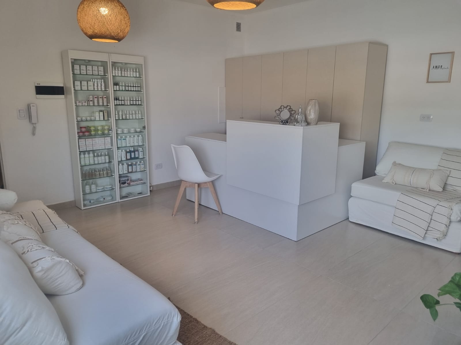 Vitrina con productos profesionales de skincare