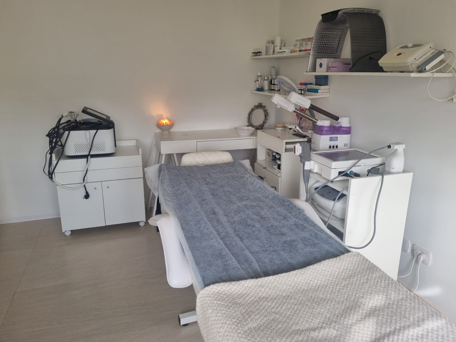 Consultorio con aparatología profesional